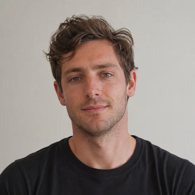 Homme aux cheveux bouclés en t-shirt noir devant un mur neutre doux — générateur de portraits naturels par IA